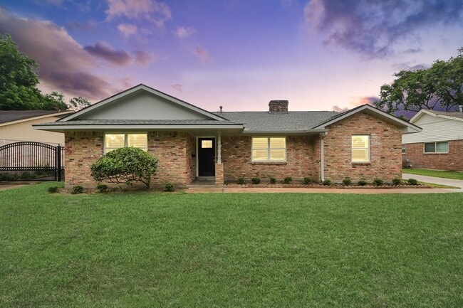 Building Photo - 8007 Rowan Ln