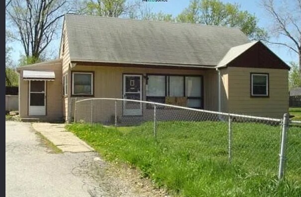 Charming 3BR Pet-Friendly Home with In-Unit Laundry & Parking in Flint, MI! - Charming 3BR Pet-Friendly Home with In-Unit Laundry & Parking in Flint, MI!
