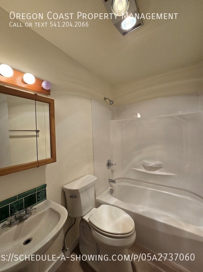 Building Photo - 811 SW 6th St Unit 3