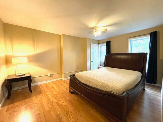 Photo - 812 Grand St