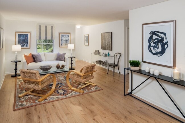 Área de estar renovada en Westridge Gardens - Westridge Gardens Luxury Rental Apartments