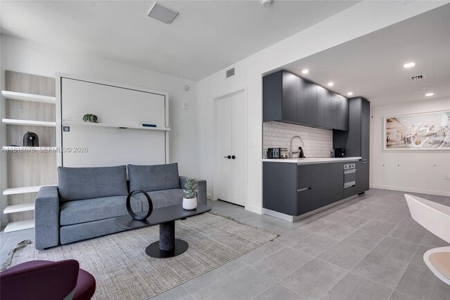 Photo - 227 NE 2nd St Unidad 2810