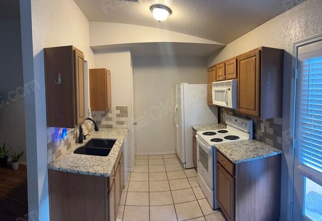 Photo - Charming 3 bed with spacious back yard.