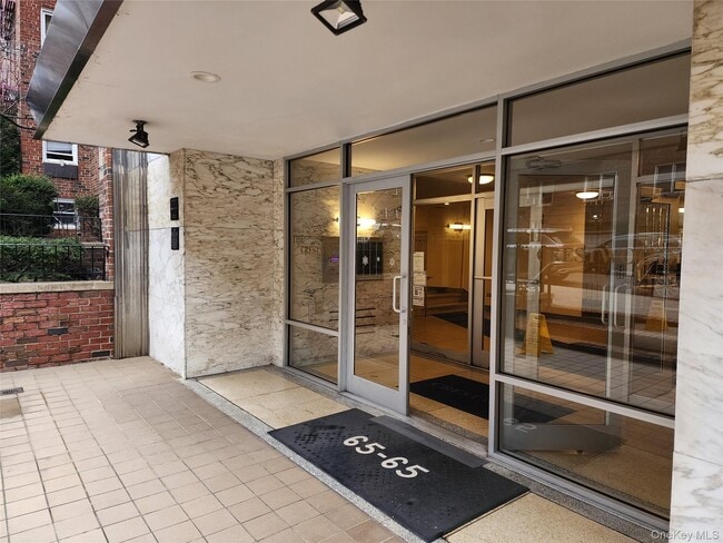 Building Photo - 65-65 Wetherole St Unit 4M Rental