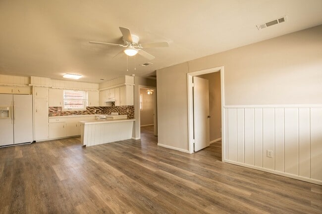 Photo - 2308 62nd St