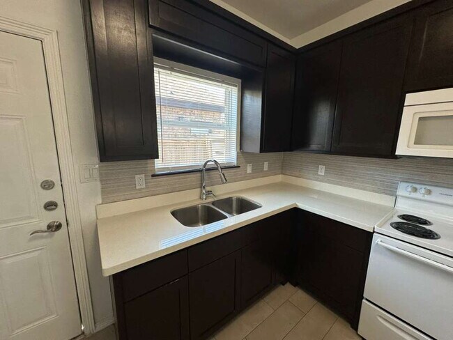 Photo - "Charming 2-Bed, 2-Bath Gem on Valeria Street - Perfect Edinburg Retreat!"