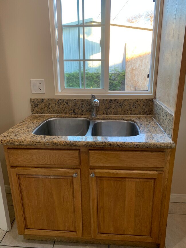 Sink - 6500 Templeton St Unidad 2