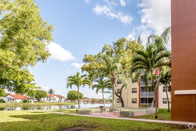 Lago Club Apartments