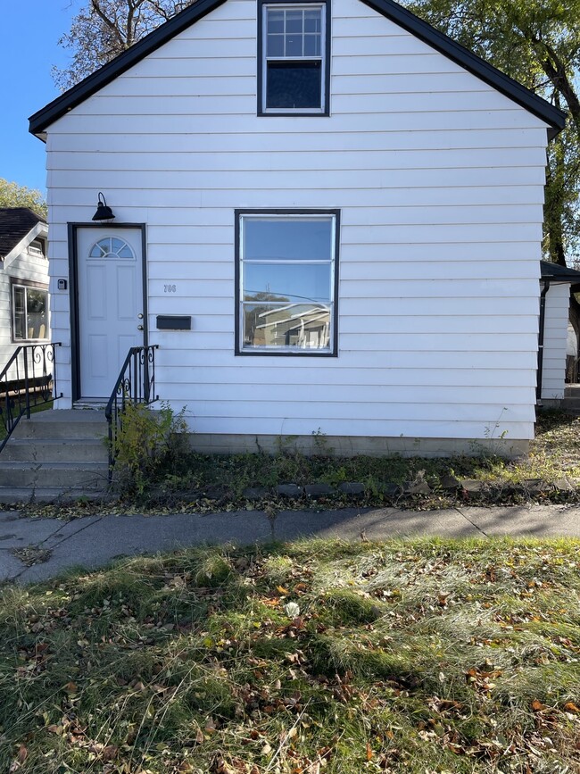 Building Photo - 706 E St Germain St