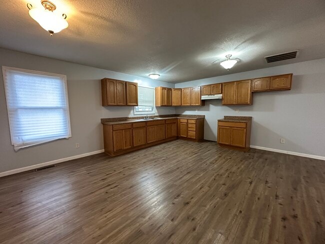 Photo - 104 W Davis St