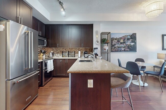 Photo - 560 Front St W