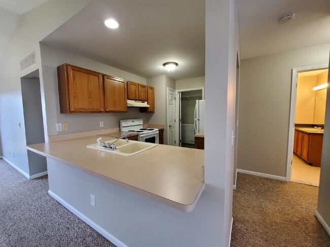 Photo - 2 Bedroom, 2 Bathroom Spacious Upper-Level Condo with Vaulted Ceilings & Private Primary Suite. N... Unidad 94