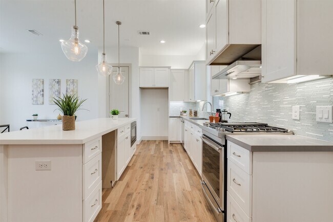 Photo - 1414 Wichman St