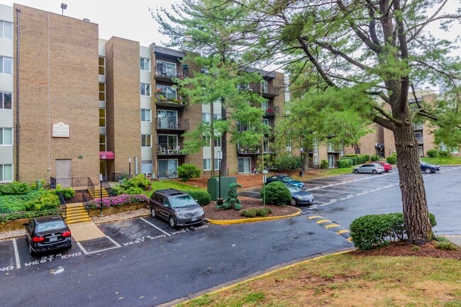 Building Photo - Charming 1 Bedroom 1 Bathroom Condo In Much Sought After EOS-21