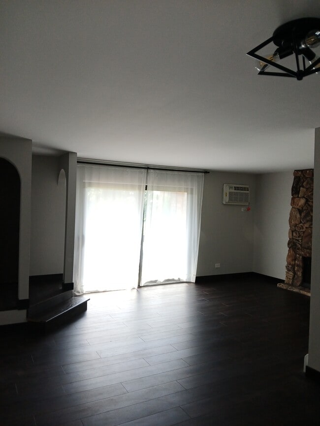 Sala de estar con unidad de aire acondicionado - 15820 Orlan Brook Dr Unidad 2A