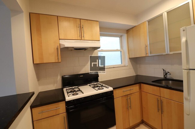 Photo - Woodside blocks from the 7 & lirr 43 AVENUE Unit 2