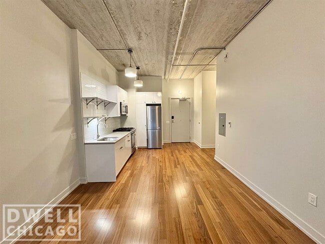 Building Photo - 152 W Huron St Unit S