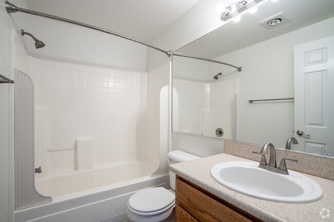 2BR, 2BA - 963SF - Bathroom
