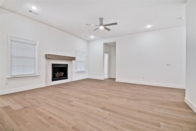 Photo - 5 Stoneleigh Ln