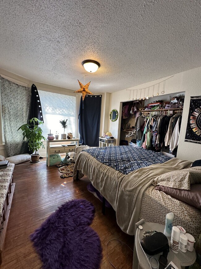 Whole House: 4 Bed 1 Bath close to UWEC!