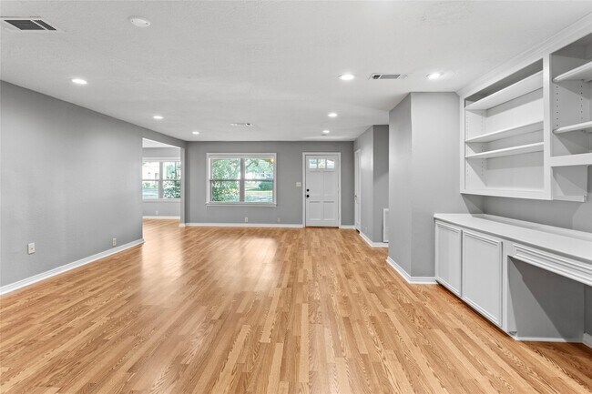 Photo - 302 S Hardie St