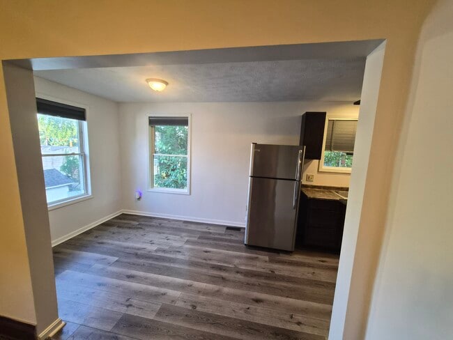 Building Photo - 2417 Robertson Ave Unit A