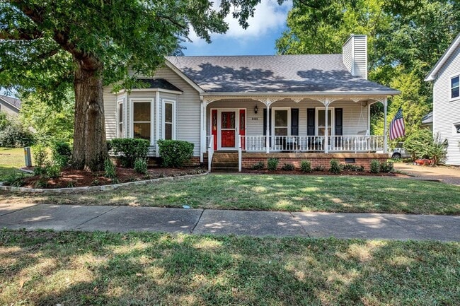 Building Photo - 3 Bedroom Home (4th bed option) with 2 Car Garage in Downtown Franklin