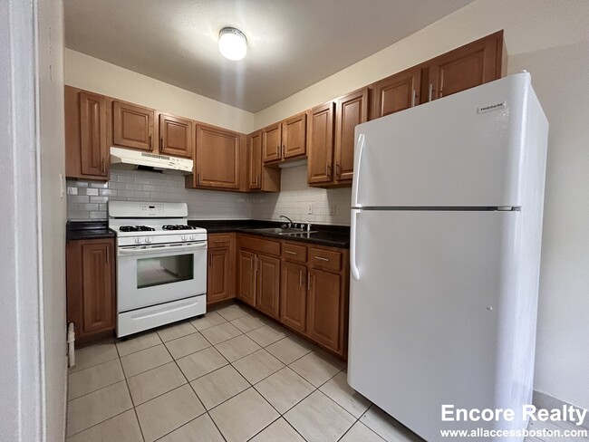 Building Photo - 131 Washington St Unit 34