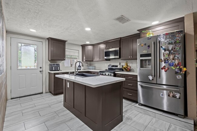 Photo - 100 6th Ave