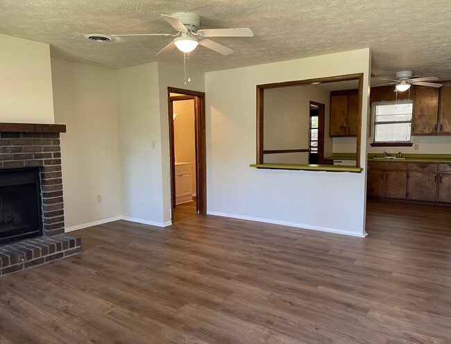 Photo - 2 bedroom 1 bath duplex is located off Whitehead Rd!