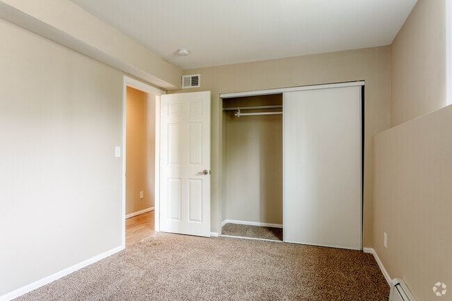 2BR, 1BA - 740SF