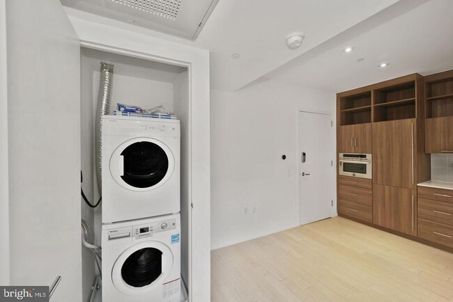 2422 17th St NW Unit 206