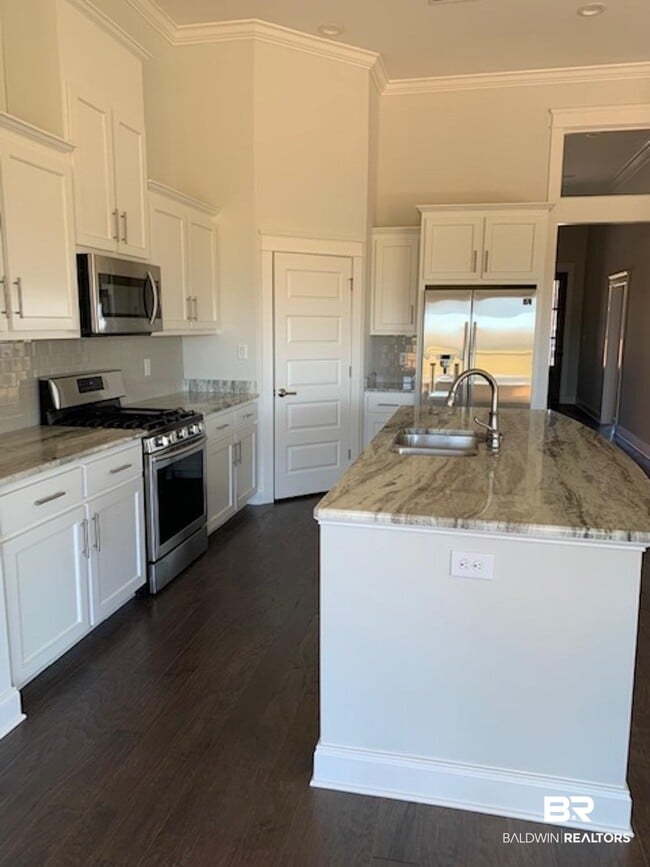 916 Charleston Loop