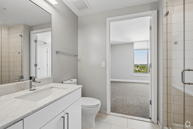 2BR, 2BA - 1,086SF - Second Bathroom