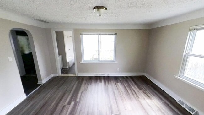 Photo - 5867 Huron St