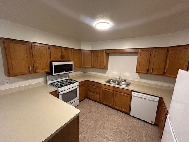 Building Photo - 2 bedroom 1.5 bath TOWNHOUSE with double private balconies and private view of the woods! Unit 1234 Lake Charles