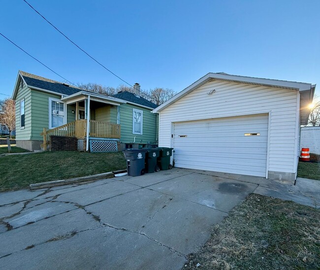 Building Photo - Charming 2 Bedroom Home with Garage on Corner Lot