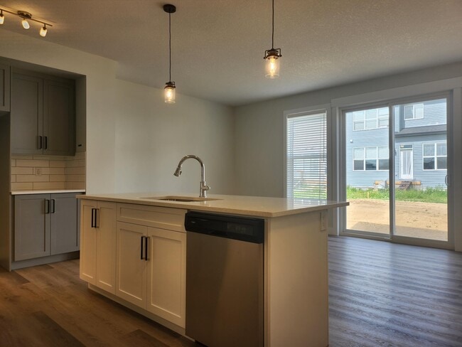Photo - 22916-22995 95 Ave NW