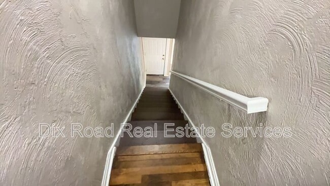 Photo - 233 Niagara Ave