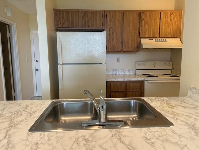 Building Photo - 2401 Riverside Dr Unit 308