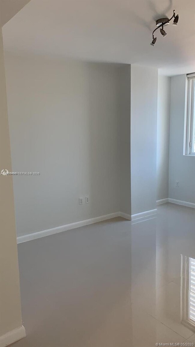 Photo - 253 NE 2nd St Unidad 1110