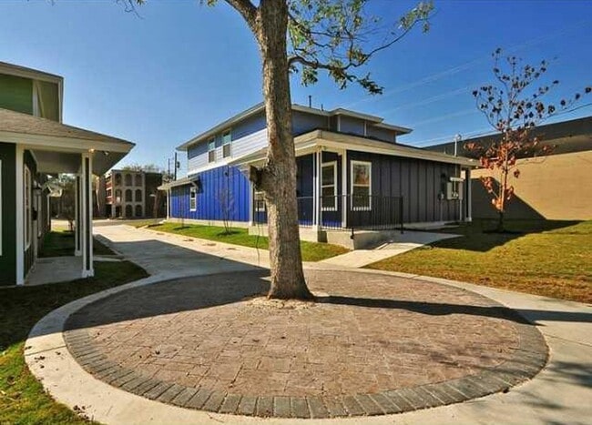 Photo - Spacious 4X2 North Loop Duplex