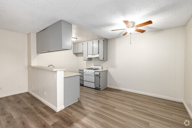 1 habitación, 1 baño - 600 pies cuadrados - Comedor - 6810 Foothill Blvd