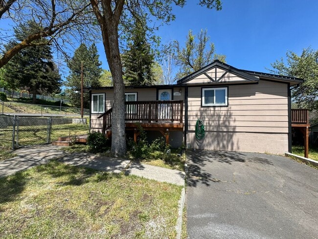 Building Photo - Hard to find studio with all utilities included and fenced yard!