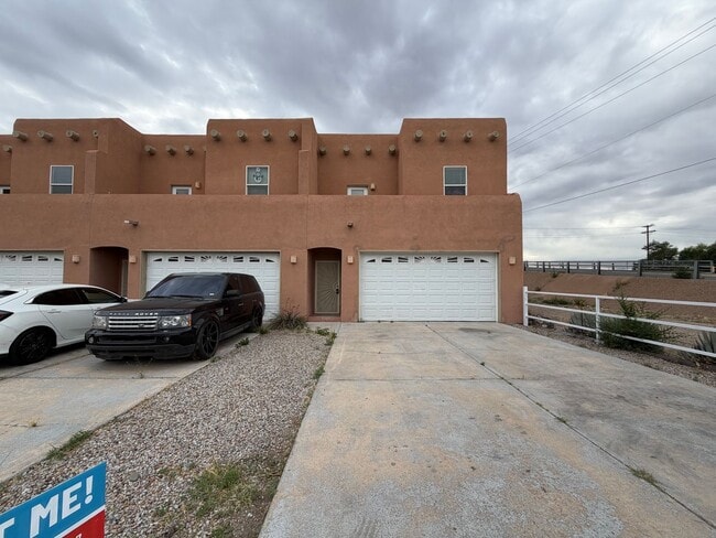 Building Photo - 3 Bedroom Town Home Available Near 2nd St SW & Avenida Cesar Chavez / Dolores Huerta!