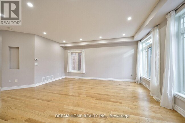 Photo - 290 Harbord St