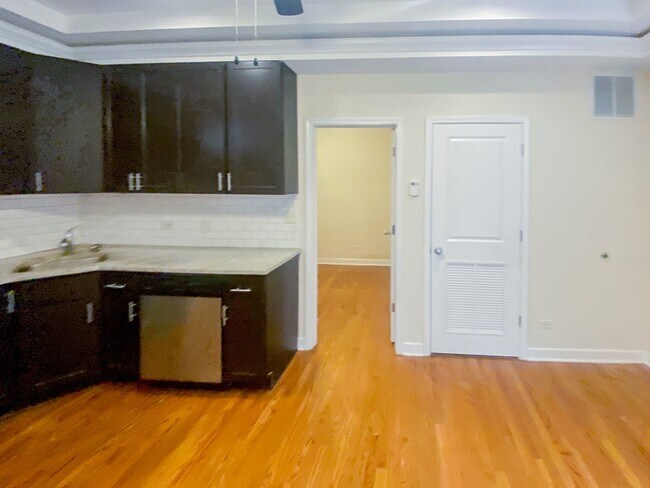 Photo - 842 W Cornelia Ave Apartments
