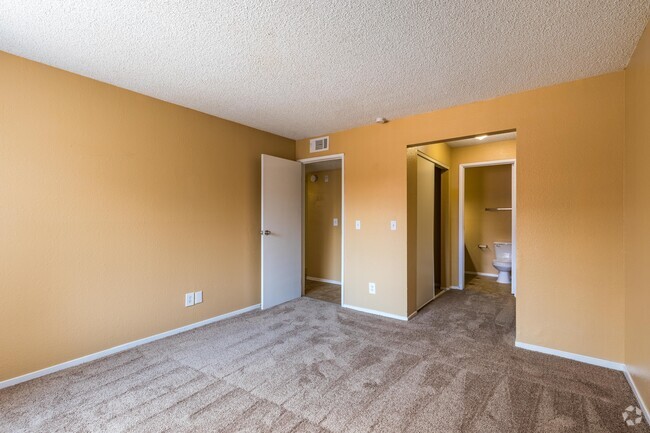 2 BR, 2 BA - 914SF