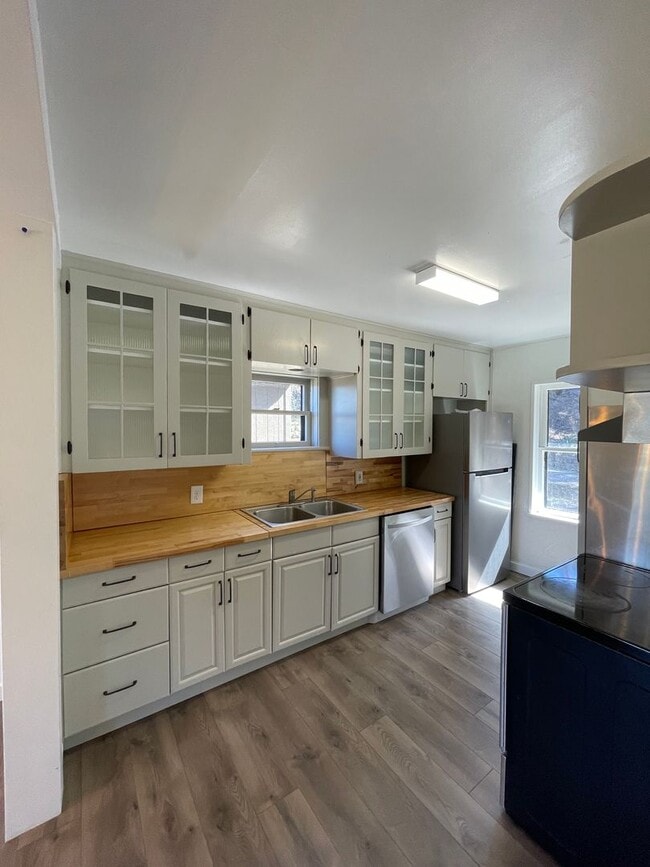 Building Photo - Lakeview 4-Bedroom Home Steps from Moore P...