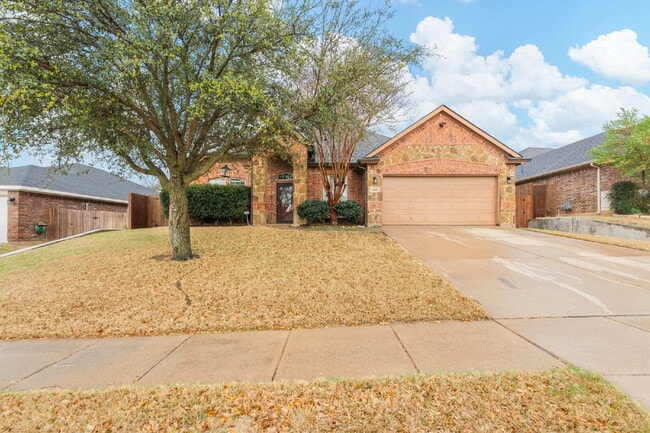 Building Photo - Spacious 5-Bedroom Retreat on Hidden Lake Court with Pool